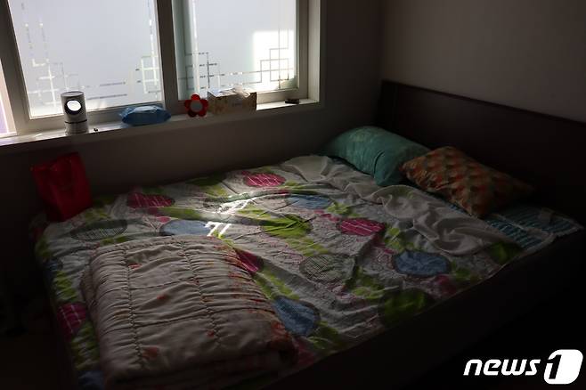 지난 8월 백신 접종후 나흘만에 사망한 고(故) 이슬희씨의 침대. 이미 12월을 넘겨 기온은 영하권으로 떨어졌지만 슬희씨의 사망 당씨 깔려 있었던 여름 이불이 그대로 남아있다. 2021.12.2/뉴스1 © News1 박동해 기자