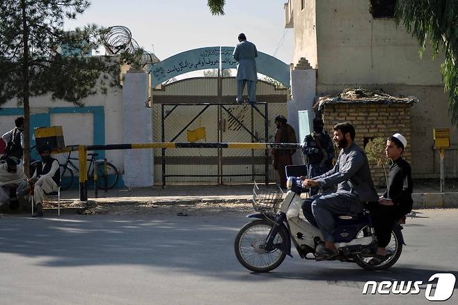 아프가니스탄을 장악한 탈레반이 2021년 10월20일 칸다하르 정부 청사 입구에서 여성부 간판을 범죄예방·미덕촉진부로 교체하는 모습. © AFP=뉴스1 © News1 최서윤 기자