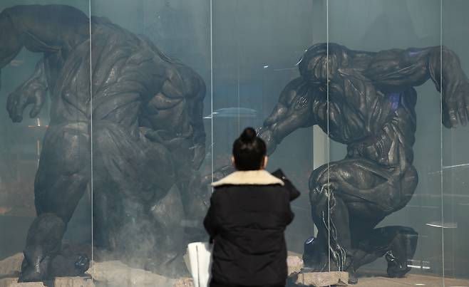 지난달 24일 오후 서울 강남구 코엑스에 설치된 넷플릭스 오리지널 '지옥' 체험존에서 시민이 사진을 찍고 있다. /연합뉴스