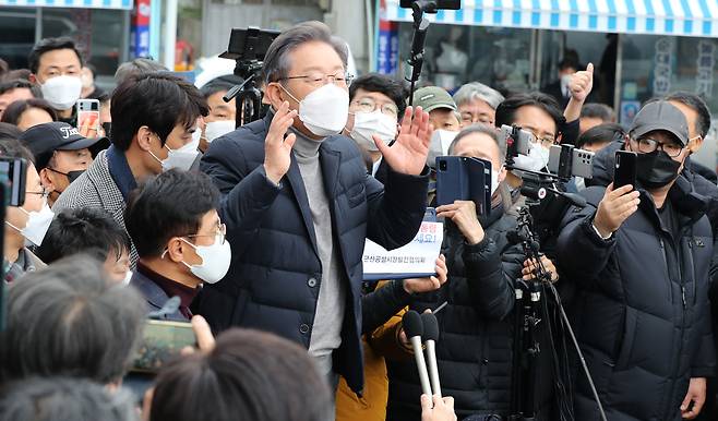 더불어민주당 이재명 대선후보가 4일 전북 군산시 공설시장을 방문, 시민들에게 지지를 호소하고 있다./연합뉴스