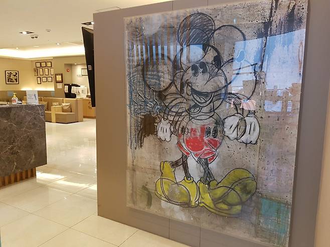 서울에 위치한 A씨의 치과 내부. 치과 원장인 A씨는 주말이면 갤러리와 옥션에 다니며 미술품을 감상하고 갤러리스트, 작가들과 교류하는 것을 즐거움으로 삼는다. 사진 속 작품은 영국 화가 조지 몰튼 클락의 'Run Mouse Run'이다. /컬렉터 A씨 제공