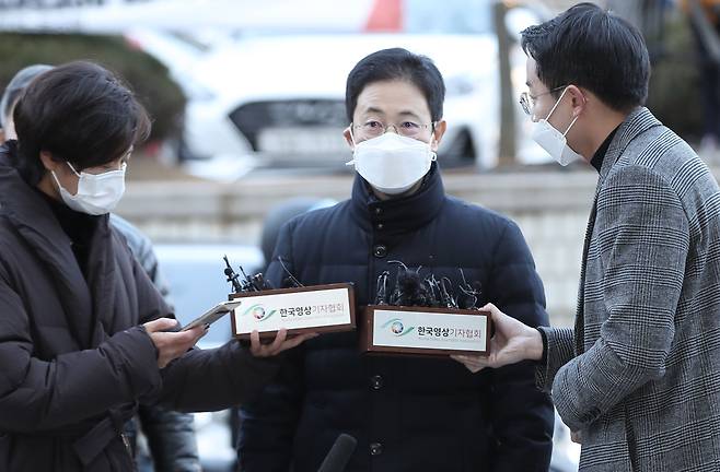 '고발 사주' 의혹의 핵심 피의자인 손준성 대구고검 인권보호관이 2일 오전 영장실질심사를 받기 위해 서울 서초구 서울중앙지법에 출석하고 있다. /연합뉴스