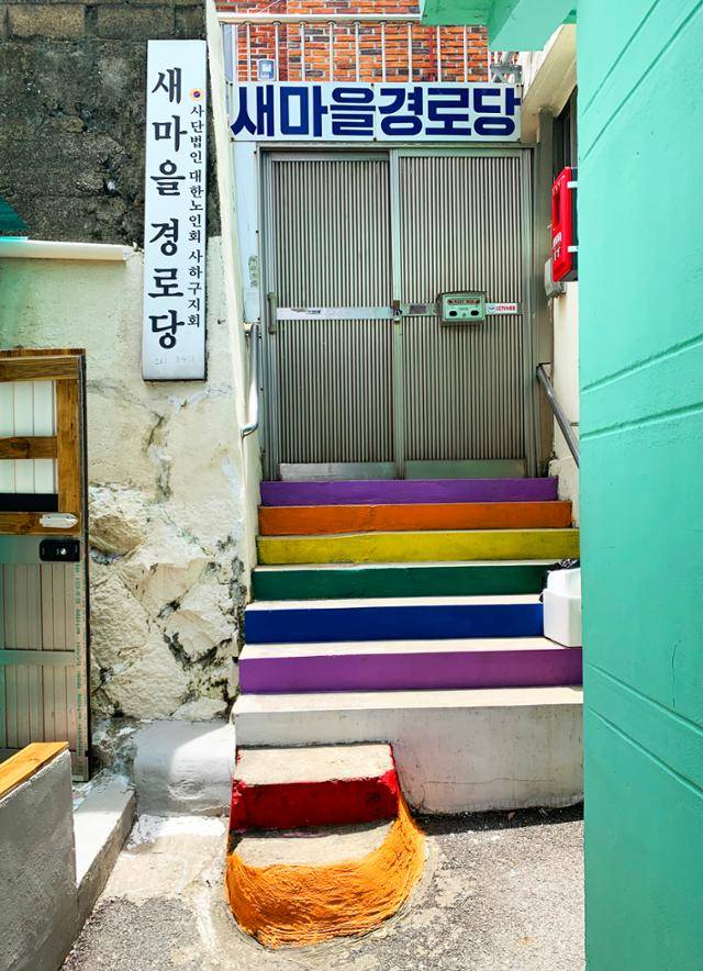 부산 사하구 장림동 정책이주지에 위치한 새마을 경로당. 오랜 세월의 무게를 짐작케한다.