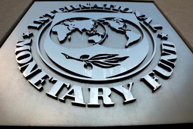 미국 워싱턴에 위치한 국제통화기금(IMF) 본부 앞 현판에 IMF 문양이 새겨져 있다. 로이터 연합뉴스 자료사진