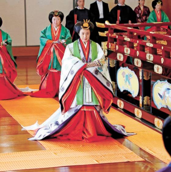 즉위식을 치르는 마사코 왕비. 외교관 출신인 그는 왕실로 시집와 마음고생을 많이 했습니다. EPA=연합뉴스