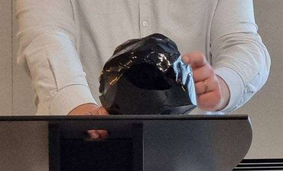 유리고화 과정을 거친 방사성폐기물 모형. 지난달 26일(현지시간) 프랑스 라아그(La Hague) 재처리 시설을 운영하는 공기업 오라노(ORNAO) 관계자가 유리고화 과정을 설명하고 있다. 라아그=정은혜 기자.