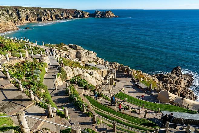 콘월은 영국에서 휴양지로 이름난 지역이다. 약 300개의 해변과 기암절벽을 끼고 있다. 사진은 콘월에 있는 야외 극장 미낙(Minack Theatre). 7월 G7 정상회의 당시 배우자 프로그램이 열렸던 장소다. 김정숙 여사, 미국의 질 바이든 여사 등이 기념사진을 남긴 장소로 유명하다. 백종현 기자