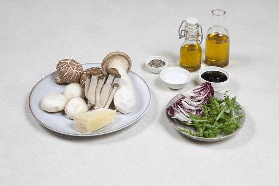 머쉬룸루꼴라샐러드 재료. 사진 송미성, 스타일링 스튜디오 로쏘.