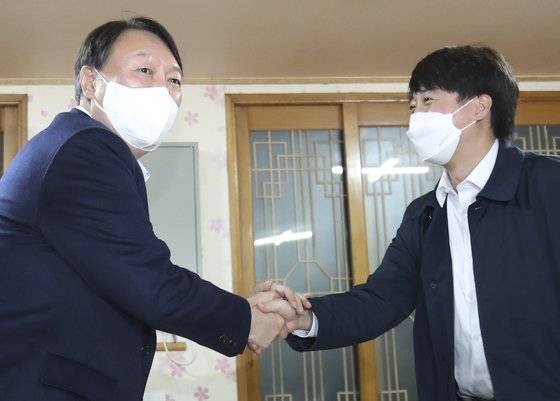 윤석열 국민의힘 대선후보와 이준석 당대표가 3일 오후 울산 울주군 한 식당에서 만나 악수를 하고 있다. [뉴스1]