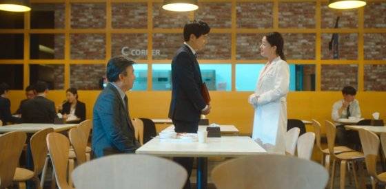 술꾼도시 여자들에서 전직 영양사였던 한지연은 자신에게 부적절하게 접근해오는 회장의 의도를 해맑게 뭉개는 모습을 보이기도 한다. 사진 TVING