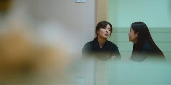 술꾼도시 여자들에서 한선화가 맡은 한지연은 부친상을 당한 안소희(이선빈)를 대신해 빈소의 일을 처리해주며 똑부러진 면도 보인다. 사진 TVING