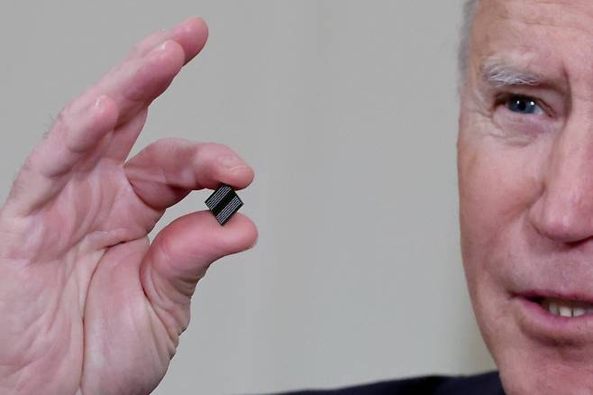 조 바이든 미국 대통령이 지난 2월 24일(현지시간) 백악관에서 반도체 칩을 들어 보이고 있다. / 워싱턴 | 로이터연합뉴스