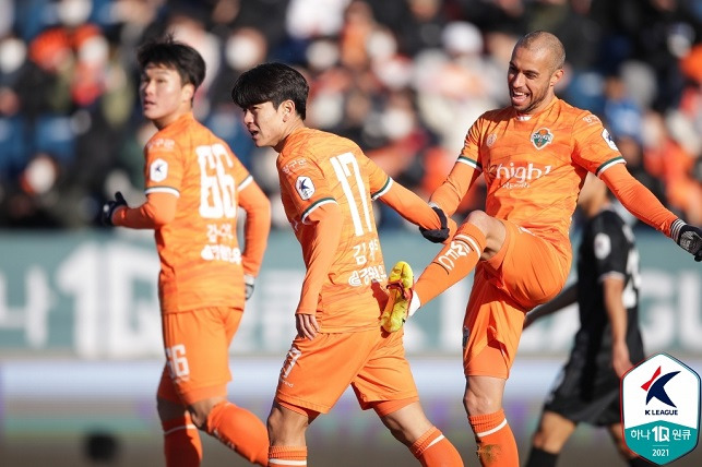 프로축구 K리그1 강원 FC 김대원(가운데)이 4일 성남 FC와의 홈경기에서 멀티골을 터뜨리며 팀의 2-1 승리를 이끌었다. 사진=한국프로축구연맹 제공