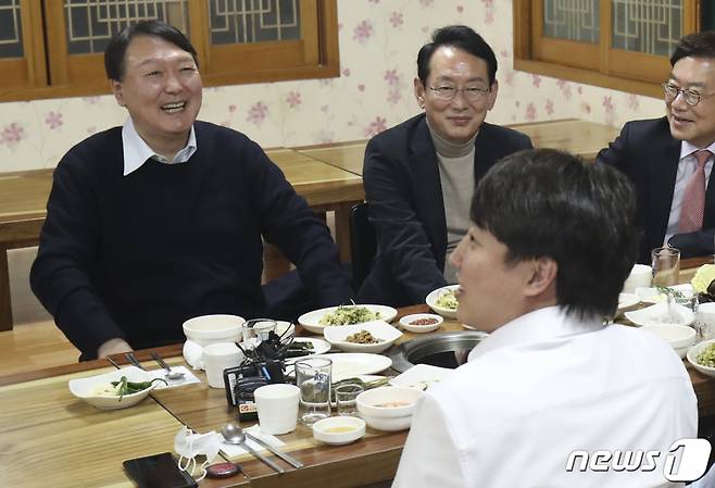 (울산=뉴스1) 윤일지 기자 = 윤석열 국민의힘 대선 후보와 이준석 당대표가 3일 오후 울산 울주군 한 식당에서 회동하고 있다. 2021.12.3/뉴스1