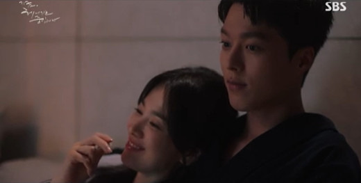 In Now, Im Breaking Up (hereinafter referred to as Jihejung), Song Hye-kyo completely overcome Shin Dong-wooks diving breakup wounds and began a new love with Jang Ki-yong.In the 7th episode of SBSs Jihejung, which was broadcast on the afternoon of the 3rd, Ha Young-eun (Song Hye-kyo), who washed the wounds about his dead ex-boyfriend, Yun Soo-wan, and confirmed his firm love with Yun Jae-guk, was portrayed.Ha Young-eun was in a mixed situation after hearing that Yoon Soo-wan was dead and getting in touch with his cell phone number. Yoon Soo-wan is also Yun Jae-kooks brother.This was revealed to be the work of Sinyujeong (Yoon Jeong-hee). He was Yun Su-wans fiancee.So, Sinyujeong called Ha Young-eun, I have been close to Savoie for a long time. I am a brother.It was a rain accident. It was a lot of rain, but I went out to see someone and there was an accident. Ha Young-eun, without knowing English, told Sinyujeong, What are you going to do with Yoon Jae-guk? Strange. My question is difficult.Shes expecting a great deal from someone, but she cant answer a single question about what her name is, what her job is.I asked if I think this relationship is right. Ha Young visited Yun Jae-guk and asked about his relationship with Sinyujeong. He asked, How are you with Sinyujeong? Will you continue to meet with Yun Jae-guk?Why should I listen to such a question? How special are you and your sister, and should you listen to the fact that our relationship is right? In the end, Yoon Jae-guk said, I was my fiancee.Ha Young said, What is that... when I meet you in Paris? Yoon Jae-guk said, At that time, my brother was engaged to sinyujeong.Ha Young-eun said, Yoon Su-wan turns out to be a bad guy. Hes the worst. He hit the back.Yoon said to Ha Young-eun, You were young, you loved and believed. He said, Is it really okay? Its about your brother, but its about me?You and me, she warmly embraced.Since then, Ha Young-eun has revealed Yoon Soo-wans two legs to his best friend, Jeon Mi-sook (Park Hyo-joo).When I heard that he was doing it, I was blank at first, but when I thought about it, it was not so good. I was honest. Ha Young-eun responded to Yoon Soo-wans mobile phone number, How are you? And then boldly pressed the number delete button after sending a reply saying Oh, good.He also said to Yoon Jae-guk, I have not erased Yoon Su-wans number for 10 years. I have forgotten that I should erase it at some point when I am busy.Im not talking about Su-wan. Im talking about me. Yoon Jae-guk noticed his change, saying, I also sound like Ha-young. Ha Young said, I thought it would not be vague. I, we can not do ordinary love. Where does love come from and where not?Who else, not me, but this man, should I have permission? A normal love came that I thought would not be.Its OK with his words and its all smiles at the laugh - and now our story has started, he monologued.