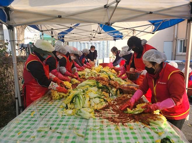 가곡동 자원봉사회가 사랑의 김장 김치를 담그고 있다. *재판매 및 DB 금지