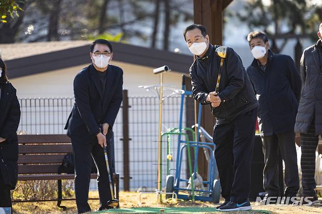 [남해=뉴시스] 차용현 기자 = 4일 오전 경남 남해스포츠파크에서 열린 2021 남해군공공스포츠클럽배 파크골프대회에 참석한 국민의힘 하영제 국회의원이 시타를 하고 있다. 2021.12.04. (사진=남해군 이종호 주무관 제공) photo@newsis.com