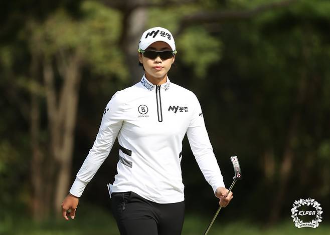 [서울=뉴시스] 박주성 기자 = 24일 부산 기장에 위치한 LPGA 인터내셔널 부산에서 열린 'BMW Ladies Championship' FR에서 안나린이 5번홀 버디 성공 후 홀아웃 하고 있다. (사진=KLPGA 제공). 2021.10.24. photo@newsis.com *재판매 및 DB 금지