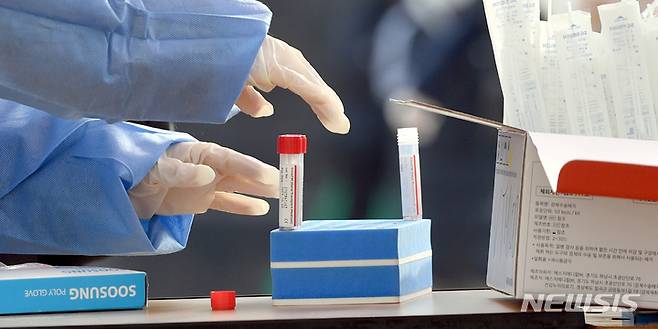 [광주=뉴시스] 류형근 기자 = 코로나19 검사. (사진=뉴시스 DB). photo@newsis.com *재판매 및 DB 금지
