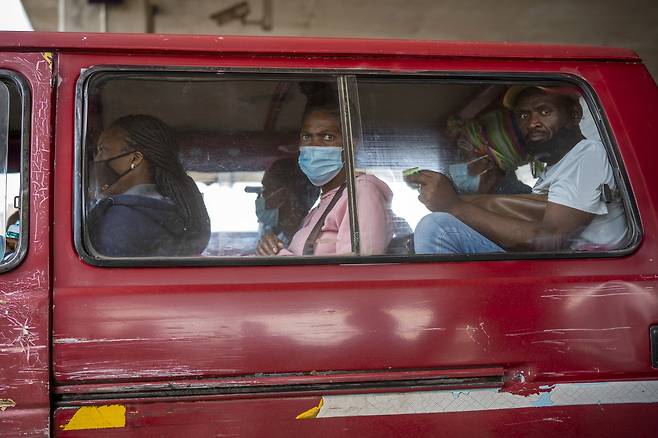 남아공 소웨토 주민들이 일부만 마스크를 착용한 채 대중교통을 이용하고 있다. 자료사진