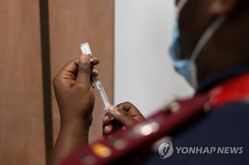 남아공에서 한 간호사가 코로나19 백신 접종을 준비하는 모습 [로이터 연합뉴스 자료사진. 재판매 및 DB 금지]