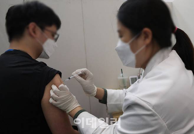 서울 용산구 예방접종센터에서 한 시민이 백신을 맞하고 있다.(사진=이데일리DB)