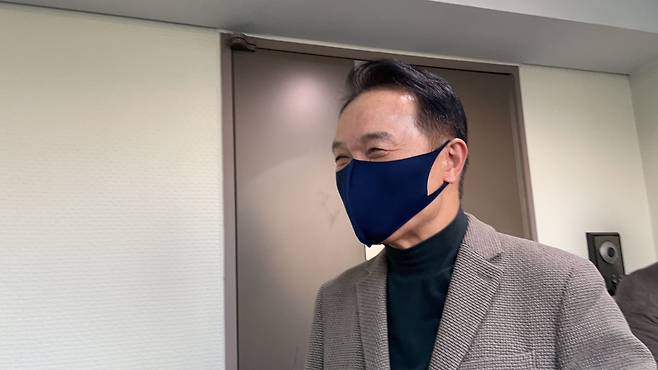 임태희 전 청와대 대통령 비서실장이 22일 서울 종로구 김종인 전 국민의힘 비상대책위원장의 사무실을 찾은 뒤 기자들과 대화하고 있다. /양범수 기자