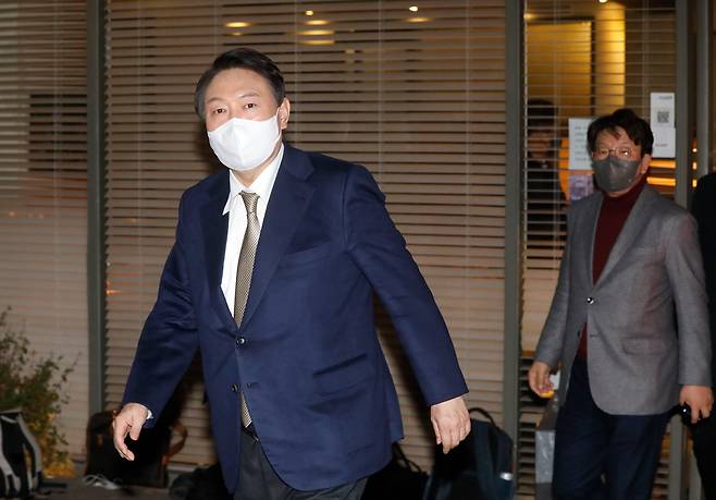 국민의힘 윤석열 대선 후보가 24일 서울 중구 한 식당에서 김종인 전 비상대책위원장과 회동을 마친 뒤 식당을 나서고 있다. /연합뉴스