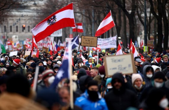 4일(현지시간) 오스트리아 비엔나에서 코로나19 방역 강화 조치에 반대하는 시위가 일어났다. 로이터 뉴스
