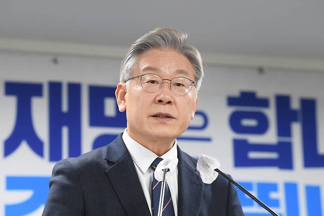 더불어민주당 이재명 대선 후보가 11월 24일 오후 서울 여의도 중앙당사에서 기자들의 질문에 답하고 있다. 연합뉴스