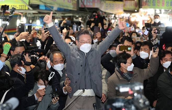 더불어민주당 이재명 대선 후보가 5일 전북 정읍시 샘고을시장에서 시민들에게 손을 들어 인사하고 있다. 연합뉴스