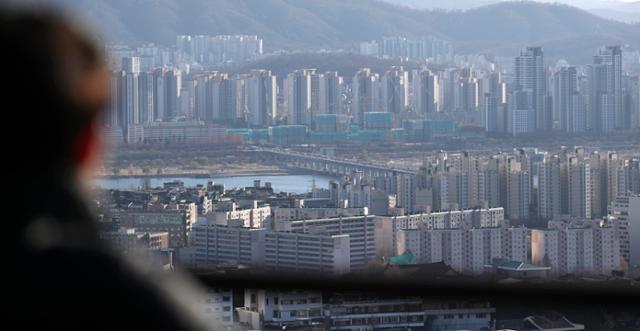 지난 3일 오후 서울 중구 남산에서 시내 아파트 단지가 내려다보이고 있다. 뉴시스