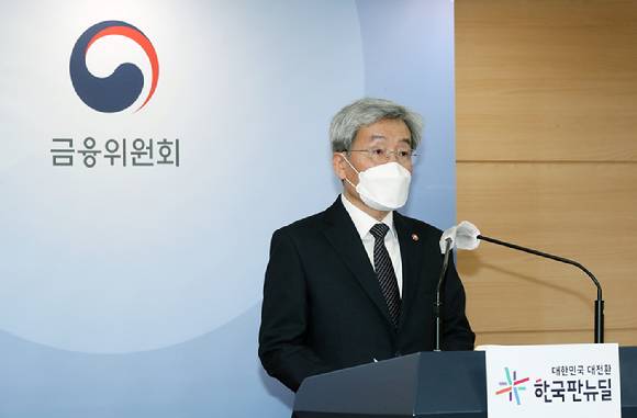 고승범 금융위원장이 지난 3일 정부서울청사 합동브리핑실에서 열린 금융위원회 송년 출입기자단 간담회에서 질문에 답변하고 있다. [사진=금융위원회]