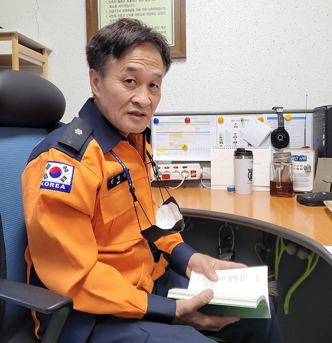 정년퇴직을 6개월 앞둔 민병문 소방위가 지난3일 과천119안전센터에서 중앙일보와 인터뷰하고 있다. 그는 시집 판매 수익금 전액을 소방관 유족을 위해 사용할 계획이다. 석경민 기자