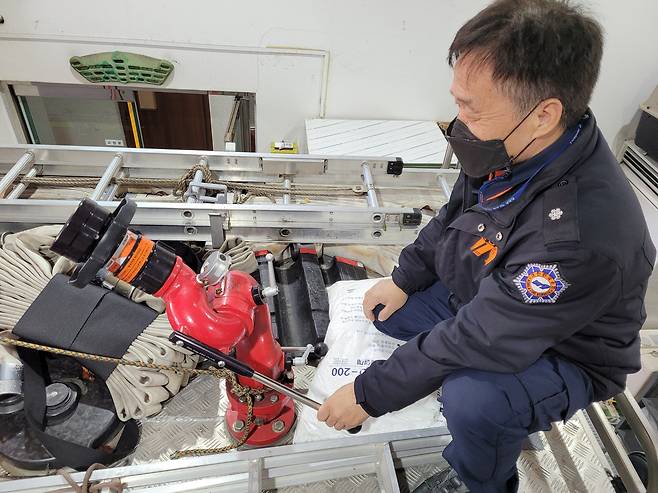 민병문 소방위가 지난 3일 과천119안전센터에서 인터뷰하며 방수포에 대해 설명하고 있다. 그는 신임소방관 시절 방수포를 사용해 첫 산불을 진압한 시절이 잊히지 않는다고 했다. 석경민 기자