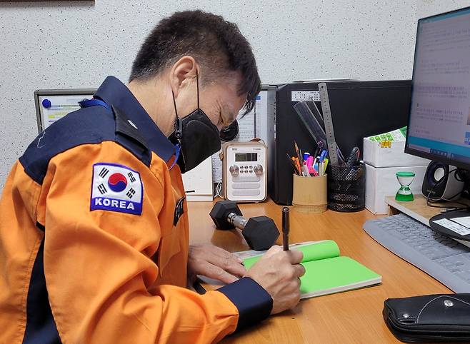 민병문 소방위가 자신의 시집에 사인을 하고 있다. 석경민 기자