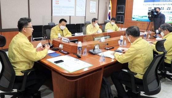 지난달 25일 김현수 농림축산식품부 장관(왼쪽)이 충북 충주시청 재난안전상황실에서 조류인플루엔자 및 아프리카 돼지열병 방역 상황 대응 회의를 갖고 있다. 뉴스1