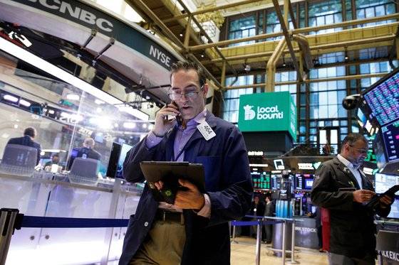 지난 3일 미국 뉴욕증권거래소에서 트레이더들이 주식 시황을 보고 있다. [로이터=연합뉴스]