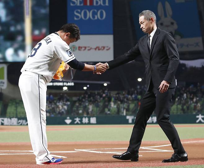 스즈키 이치로(오른쪽)가 4일 일본 사이타마현 도코로자와시 메트라이프돔에서 열린 마쓰자카 다이스케 은퇴식에 깜짝 등장해 꽃다발을 건네고 있다. [교도=연합뉴스]