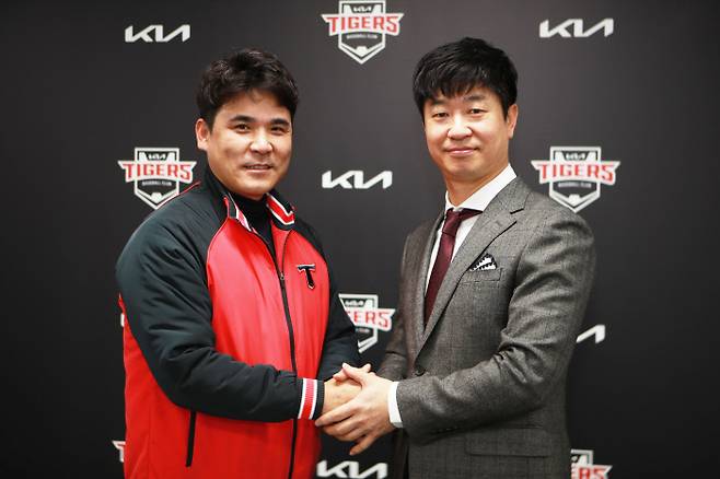 KIA가 5일 2022시즌부터 팀을 이끌 새 사령탑으로 김종국 수석코치(오른쪽)를 선임했다. 왼쪽은 장정석 단장.  KIA 타이거즈 제공