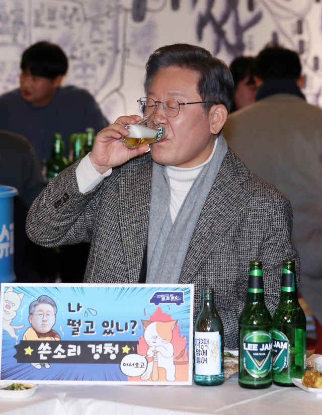 더불어민주당 이재명 대선 후보가 지난 3일 전북 전주시 '가맥집(슈퍼마켓 형식의 맥주집)'에서 열린 2030 청년들과의 쓴소리 경청시간'에서 술을 마시고 있다. 연합뉴스