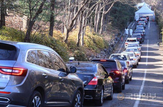 5일 서울 서초구 심산기념문화센터 드라이브스루 임시선별검사소에 코로나19 선별 진료를 받기 위해 방문한 차량들이 길게 줄지어 서 있다.