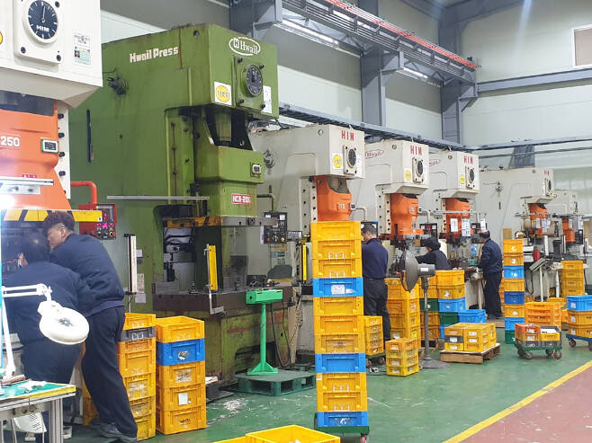 지난달 30일 경기도 화성의 자동차용 금형 생산 2차 부품업체 A사에서 직원들이 프레스 기계를 점검하고 있다. [이새하 기자]