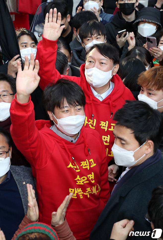 (부산=뉴스1) 구윤성 기자 = 국민의 힘 윤석열 대선 후보와 이준석 대표가 4일 오후 부산 서면 일대에서 시민들에게 손 흔들어 인사하고 있다. 2021.12.4/뉴스1