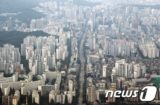 지난주 서울 아파트값 상승률이 주춤한 가운데 일부 아파트단지에서 실거래가가 수천만원가량 감소한 것으로 나타났다./사진=뉴스1