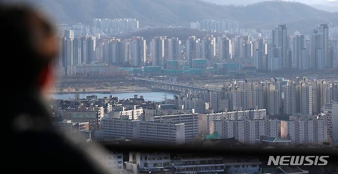 [서울=뉴시스] 조성우 기자 = 서울 중구 남산에서 시내 아파트 단지가 내려다보이고 있다. 2021.12.03. xconfind@newsis.com
