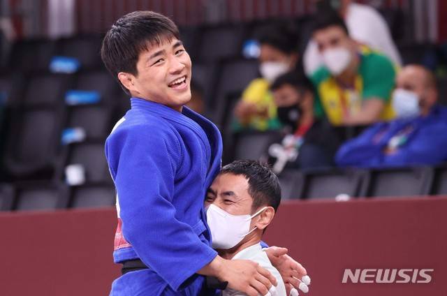 [도쿄(일본)=뉴시스] 최진석 기자 = 안창림이 26일 오후 도쿄 일본무도관에서 열린 2020 도쿄올림픽 유도 남자 73kg급 동메달 결정전 아제르바이잔의 루스탐 오루조프와의 경기에서 절반승을 거두며 동메달을 따낸 뒤 코치와 기뻐하고 있다. 2021.07.26. myjs@newsis.com