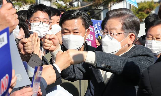 더불어민주당 이재명 대선후보가 5일 전북 완주군 완주수소충전소에서 열린 국민반상회에 참석하며 지지자와 인사하고 있다. 연합뉴스