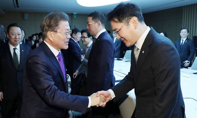 지난 2020년 2월 13일 문재인 대통령이 서울 중구 대한상공회의소에서 이재용 삼성전자 부회장과 인사를 나누고 있다. 뉴시스