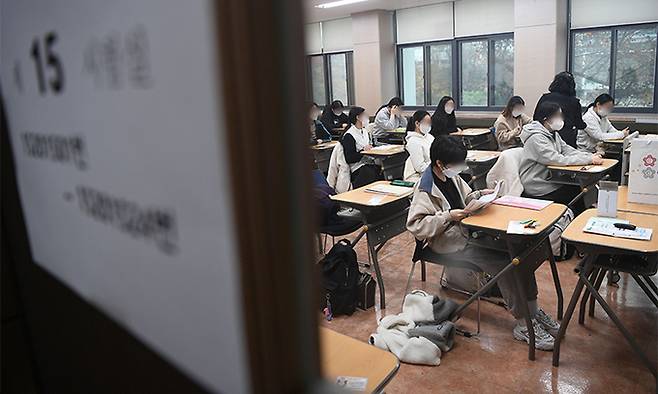 2022년도 대학수학능력시험이 치러진 지난 11월 18일 서울 중구 이화여자외국어고등학교 제15시험지구 제20시험장에서 수험생들이 시험 전 막바지 점검을 하고 있다. 연합뉴스